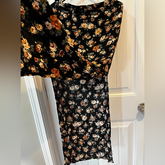 Too small. Had baby. Loved this outfit so much - Picture 2 of 4